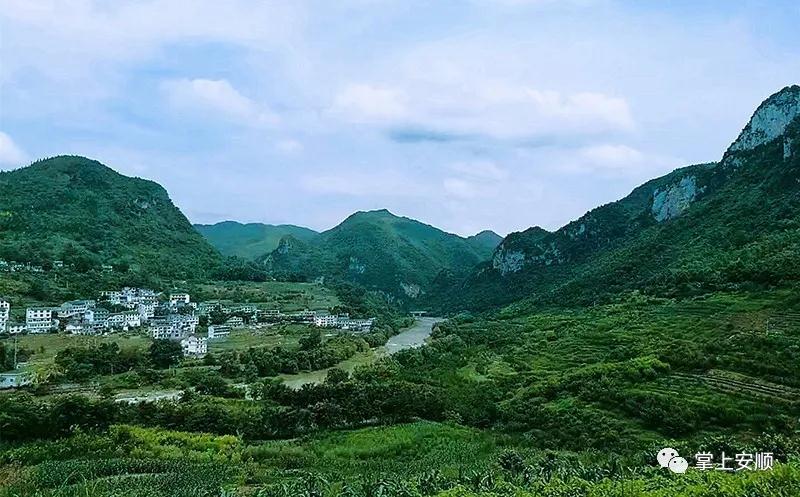 如果漫步在滑石哨的村间小道上，游者可以看到螺丝滩瀑布的美景，它是白水河中一段独特的乱石滩，因中间有一酷似螺丝的石窝而得名。涨水时节，水流一急一缓，一支从30余米的高崖坠落，波涛汹涌，响声如雷；一支则从石滩表面缓缓流下，如丝如幕，飘飘洒洒。白天，漫步绿荫可观飞瀑如虹，夜晚，住宿村中在楼阁听瀑布流水。图为螺丝滩瀑布