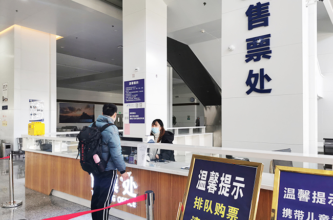 　　1月14日起安顺市临时客运北站停用，51条班线301辆车将搬迁到安顺西客运枢纽站。目前，安顺西客运枢纽站各项工作已准备完成。安顺西客运枢纽站是客运综合枢纽一级站，西客运枢纽站与沪昆高铁西站、公交始发站、黄果树旅游集散中心无缝衔接，客运站的搬迁有利于整合优势推动高铁+旅游+客运+城市公交的客运融合式发展，打通客运枢纽与星级景区、县区以及连接黔西南、六盘水的公路客运通道，充分发挥客运站旱码头的带动作用，助推安顺全域旅游经济发展。(安顺日报社大数据智慧全媒体记者 陈婷)