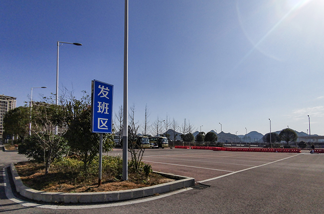 　　1月14日起安顺市临时客运北站停用，51条班线301辆车将搬迁到安顺西客运枢纽站。目前，安顺西客运枢纽站各项工作已准备完成。安顺西客运枢纽站是客运综合枢纽一级站，西客运枢纽站与沪昆高铁西站、公交始发站、黄果树旅游集散中心无缝衔接，客运站的搬迁有利于整合优势推动高铁+旅游+客运+城市公交的客运融合式发展，打通客运枢纽与星级景区、县区以及连接黔西南、六盘水的公路客运通道，充分发挥客运站旱码头的带动作用，助推安顺全域旅游经济发展。(安顺日报社大数据智慧全媒体记者 陈婷)