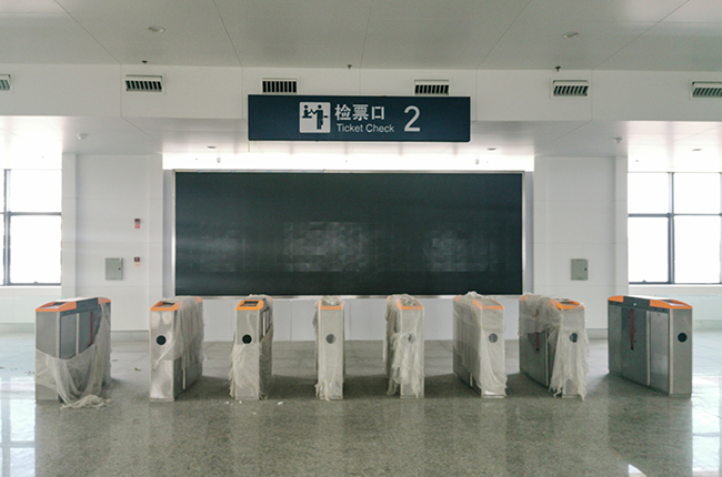 　　1月14日起安顺市临时客运北站停用，51条班线301辆车将搬迁到安顺西客运枢纽站。目前，安顺西客运枢纽站各项工作已准备完成。安顺西客运枢纽站是客运综合枢纽一级站，西客运枢纽站与沪昆高铁西站、公交始发站、黄果树旅游集散中心无缝衔接，客运站的搬迁有利于整合优势推动高铁+旅游+客运+城市公交的客运融合式发展，打通客运枢纽与星级景区、县区以及连接黔西南、六盘水的公路客运通道，充分发挥客运站旱码头的带动作用，助推安顺全域旅游经济发展。(安顺日报社大数据智慧全媒体记者 陈婷)