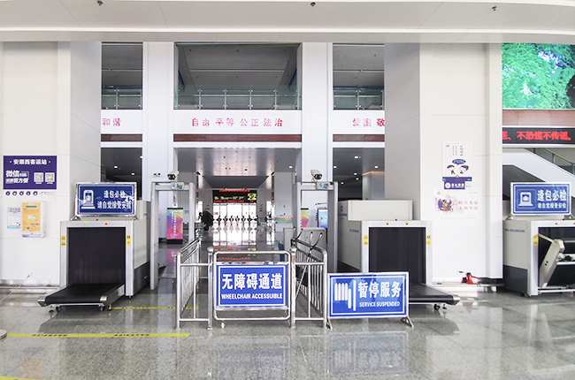 　　1月14日起安顺市临时客运北站停用，51条班线301辆车将搬迁到安顺西客运枢纽站。目前，安顺西客运枢纽站各项工作已准备完成。安顺西客运枢纽站是客运综合枢纽一级站，西客运枢纽站与沪昆高铁西站、公交始发站、黄果树旅游集散中心无缝衔接，客运站的搬迁有利于整合优势推动高铁+旅游+客运+城市公交的客运融合式发展，打通客运枢纽与星级景区、县区以及连接黔西南、六盘水的公路客运通道，充分发挥客运站旱码头的带动作用，助推安顺全域旅游经济发展。(安顺日报社大数据智慧全媒体记者 陈婷)