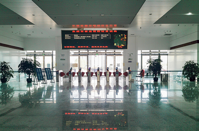 　　1月14日起安顺市临时客运北站停用，51条班线301辆车将搬迁到安顺西客运枢纽站。目前，安顺西客运枢纽站各项工作已准备完成。安顺西客运枢纽站是客运综合枢纽一级站，西客运枢纽站与沪昆高铁西站、公交始发站、黄果树旅游集散中心无缝衔接，客运站的搬迁有利于整合优势推动高铁+旅游+客运+城市公交的客运融合式发展，打通客运枢纽与星级景区、县区以及连接黔西南、六盘水的公路客运通道，充分发挥客运站旱码头的带动作用，助推安顺全域旅游经济发展。(安顺日报社大数据智慧全媒体记者 陈婷)