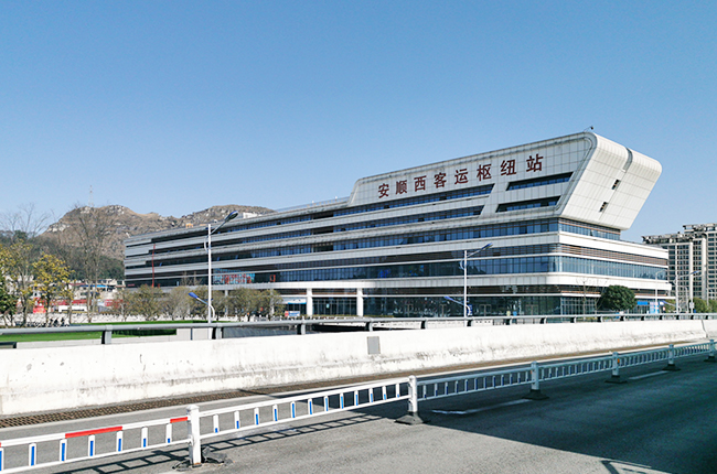 　　1月14日起安顺市临时客运北站停用，51条班线301辆车将搬迁到安顺西客运枢纽站。目前，安顺西客运枢纽站各项工作已准备完成。安顺西客运枢纽站是客运综合枢纽一级站，西客运枢纽站与沪昆高铁西站、公交始发站、黄果树旅游集散中心无缝衔接，客运站的搬迁有利于整合优势推动高铁+旅游+客运+城市公交的客运融合式发展，打通客运枢纽与星级景区、县区以及连接黔西南、六盘水的公路客运通道，充分发挥客运站旱码头的带动作用，助推安顺全域旅游经济发展。(安顺日报社大数据智慧全媒体记者 陈婷)