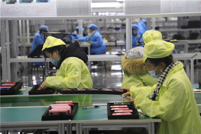 位于西秀区产业园区的贵州欧拓科技有限公司是一家从事生产和销售手机、智能居家、智能机器人、路由器、3D打印机、互联网等智能移动终端产品为一体的企业。目前，公司已筹建完成了手机、路由器、3D打印机生产、测试、包装等项目车间装修及投产，于2020年5月正式批量投产，现有员工200余人，产值达到5亿元，实现收入3亿元，缴纳税款428万元。
