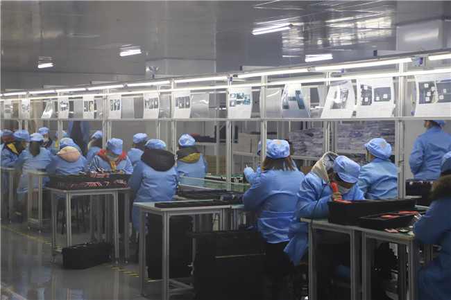位于西秀区产业园区的贵州欧拓科技有限公司是一家从事生产和销售手机、智能居家、智能机器人、路由器、3D打印机、互联网等智能移动终端产品为一体的企业。目前，公司已筹建完成了手机、路由器、3D打印机生产、测试、包装等项目车间装修及投产，于2020年5月正式批量投产，现有员工200余人，产值达到5亿元，实现收入3亿元，缴纳税款428万元。
