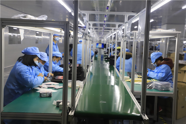 位于西秀区产业园区的贵州欧拓科技有限公司是一家从事生产和销售手机、智能居家、智能机器人、路由器、3D打印机、互联网等智能移动终端产品为一体的企业。目前，公司已筹建完成了手机、路由器、3D打印机生产、测试、包装等项目车间装修及投产，于2020年5月正式批量投产，现有员工200余人，产值达到5亿元，实现收入3亿元，缴纳税款428万元。