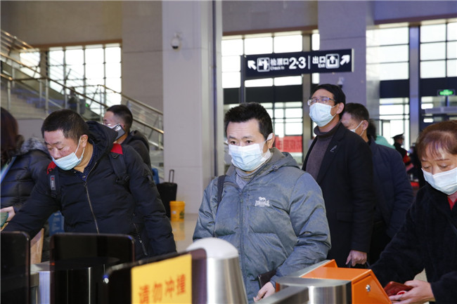 　1月28日，2021年春运正式启动。安顺高铁西站紧扣疫情防控需要和客流变化，周密部署防控，推出多项便民利民措施，给乘客送“福”字等保障旅客出行。（安顺日报社大数据智慧全媒体记者 卢维）