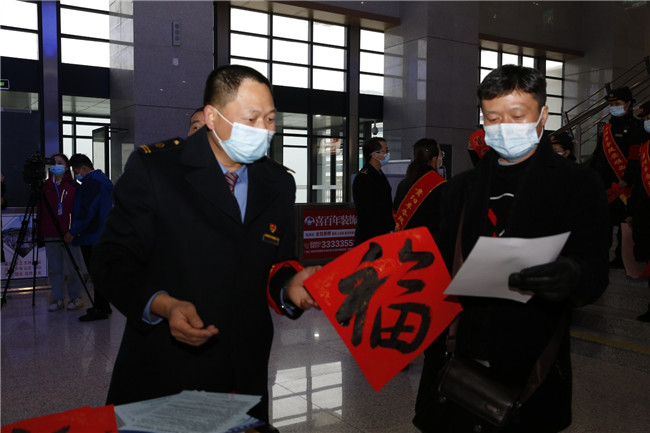 　1月28日，2021年春运正式启动。安顺高铁西站紧扣疫情防控需要和客流变化，周密部署防控，推出多项便民利民措施，给乘客送“福”字等保障旅客出行。（安顺日报社大数据智慧全媒体记者 卢维）