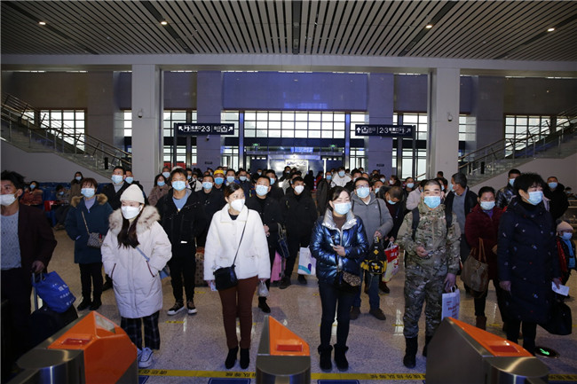      1月28日，2021年春运正式启动。安顺高铁西站紧扣疫情防控需要和客流变化，周密部署防控，推出多项便民利民措施，给乘客送“福”字等保障旅客出行。（安顺日报社大数据智慧全媒体记者 卢维）