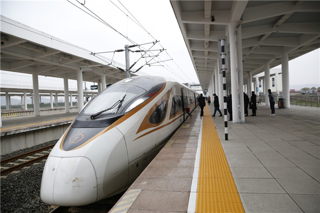      1月28日，2021年春运正式启动。安顺高铁西站紧扣疫情防控需要和客流变化，周密部署防控，推出多项便民利民措施，给乘客送“福”字等保障旅客出行。（安顺日报社大数据智慧全媒体记者 卢维）