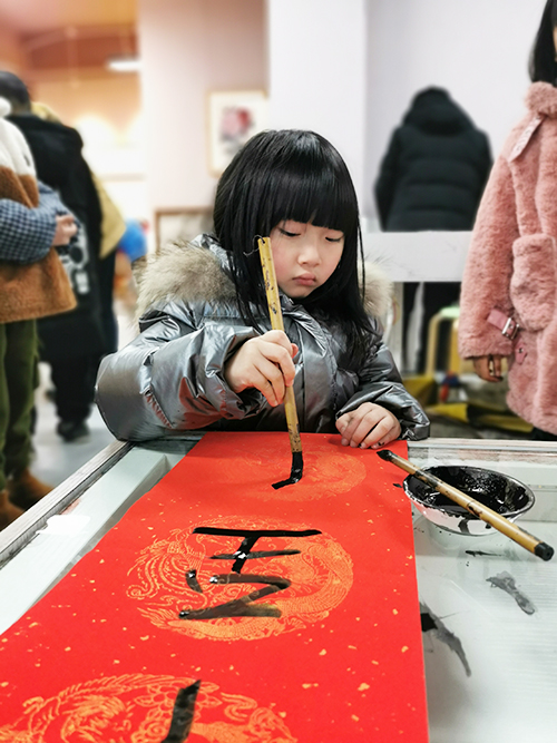 为了让孩子们从传统文化中了解过年的习俗，2月2日，凤羽君子诺举行“迎牛年  写春联”活动，30多名书法爱好小朋友现场书写春联。活动现场，小朋友们挥毫泼墨写下一副副火红的春联，“牛”味十足。据介绍，本次写春联活动不仅传承中国优秀传统文化，主要是丰富孩子们的寒假文化生活，让孩子们参与其中，其乐融融，提前感受新春氛围。（安顺日报社大数据智慧全媒体记者 卢维）