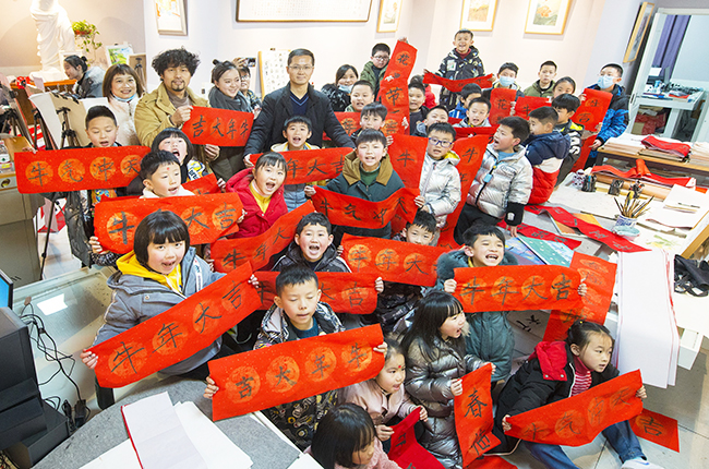 为了让孩子们从传统文化中了解过年的习俗，2月2日，凤羽君子诺举行“迎牛年  写春联”活动，30多名书法爱好小朋友现场书写春联。活动现场，小朋友们挥毫泼墨写下一副副火红的春联，“牛”味十足。据介绍，本次写春联活动不仅传承中国优秀传统文化，主要是丰富孩子们的寒假文化生活，让孩子们参与其中，其乐融融，提前感受新春氛围。（安顺日报社大数据智慧全媒体记者 卢维）