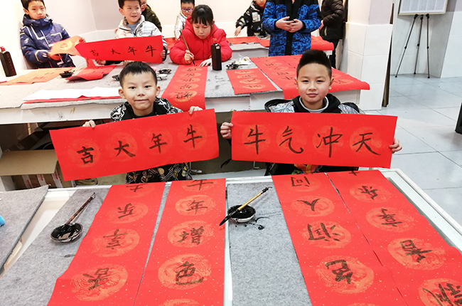 为了让孩子们从传统文化中了解过年的习俗，2月2日，凤羽君子诺举行“迎牛年  写春联”活动，30多名书法爱好小朋友现场书写春联。活动现场，小朋友们挥毫泼墨写下一副副火红的春联，“牛”味十足。据介绍，本次写春联活动不仅传承中国优秀传统文化，主要是丰富孩子们的寒假文化生活，让孩子们参与其中，其乐融融，提前感受新春氛围。（安顺日报社大数据智慧全媒体记者 卢维）