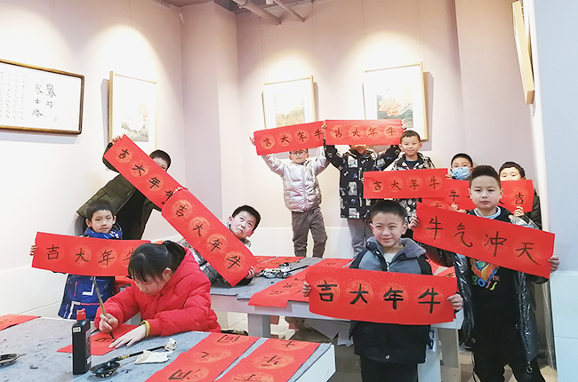 为了让孩子们从传统文化中了解过年的习俗，2月2日，凤羽君子诺举行“迎牛年  写春联”活动，30多名书法爱好小朋友现场书写春联。活动现场，小朋友们挥毫泼墨写下一副副火红的春联，“牛”味十足。据介绍，本次写春联活动不仅传承中国优秀传统文化，主要是丰富孩子们的寒假文化生活，让孩子们参与其中，其乐融融，提前感受新春氛围。（安顺日报社大数据智慧全媒体记者 卢维）