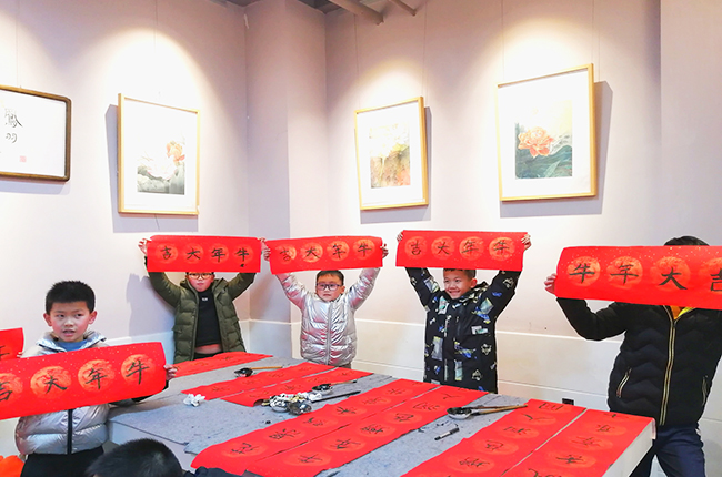 为了让孩子们从传统文化中了解过年的习俗，2月2日，凤羽君子诺举行“迎牛年  写春联”活动，30多名书法爱好小朋友现场书写春联。活动现场，小朋友们挥毫泼墨写下一副副火红的春联，“牛”味十足。据介绍，本次写春联活动不仅传承中国优秀传统文化，主要是丰富孩子们的寒假文化生活，让孩子们参与其中，其乐融融，提前感受新春氛围。（安顺日报社大数据智慧全媒体记者 卢维）
