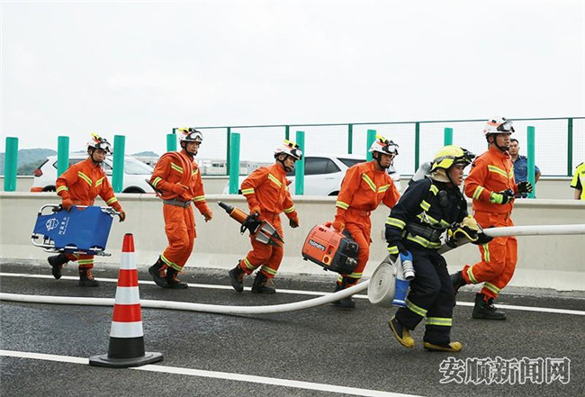 　　今年是第二十个全国“安全生产月”，6月23日下午，安顺市应急管理局、安顺市公安交通管理局、安顺高速公路管理处、安顺市消防救援支队、安顺市卫生健康局、安顺市气象局在沪昆高速坝陵河大桥上行开展了一场高速公路特大桥梁车辆燃烧突发事件联合救援应急演练。（安顺日报社大数据智慧全媒体记者 陈婷）