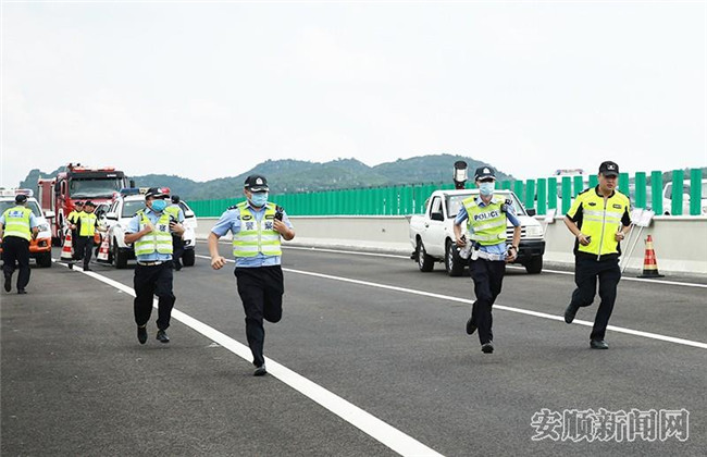 　　今年是第二十个全国“安全生产月”，6月23日下午，安顺市应急管理局、安顺市公安交通管理局、安顺高速公路管理处、安顺市消防救援支队、安顺市卫生健康局、安顺市气象局在沪昆高速坝陵河大桥上行开展了一场高速公路特大桥梁车辆燃烧突发事件联合救援应急演练。（安顺日报社大数据智慧全媒体记者 陈婷）