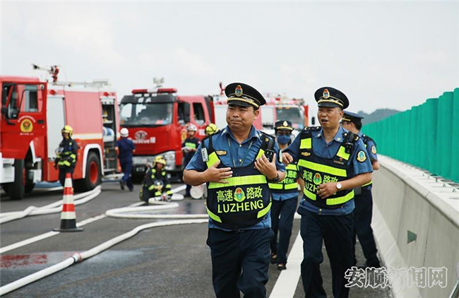 　　今年是第二十个全国“安全生产月”，6月23日下午，安顺市应急管理局、安顺市公安交通管理局、安顺高速公路管理处、安顺市消防救援支队、安顺市卫生健康局、安顺市气象局在沪昆高速坝陵河大桥上行开展了一场高速公路特大桥梁车辆燃烧突发事件联合救援应急演练。（安顺日报社大数据智慧全媒体记者 陈婷）