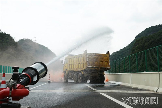 　　今年是第二十个全国“安全生产月”，6月23日下午，安顺市应急管理局、安顺市公安交通管理局、安顺高速公路管理处、安顺市消防救援支队、安顺市卫生健康局、安顺市气象局在沪昆高速坝陵河大桥上行开展了一场高速公路特大桥梁车辆燃烧突发事件联合救援应急演练。（安顺日报社大数据智慧全媒体记者 陈婷）