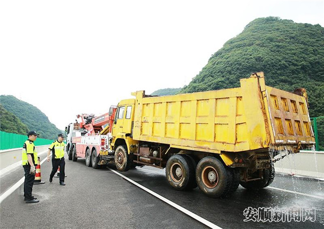 　　今年是第二十个全国“安全生产月”，6月23日下午，安顺市应急管理局、安顺市公安交通管理局、安顺高速公路管理处、安顺市消防救援支队、安顺市卫生健康局、安顺市气象局在沪昆高速坝陵河大桥上行开展了一场高速公路特大桥梁车辆燃烧突发事件联合救援应急演练。（安顺日报社大数据智慧全媒体记者 陈婷）