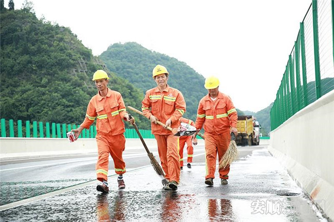 　　今年是第二十个全国“安全生产月”，6月23日下午，安顺市应急管理局、安顺市公安交通管理局、安顺高速公路管理处、安顺市消防救援支队、安顺市卫生健康局、安顺市气象局在沪昆高速坝陵河大桥上行开展了一场高速公路特大桥梁车辆燃烧突发事件联合救援应急演练。（安顺日报社大数据智慧全媒体记者 陈婷）