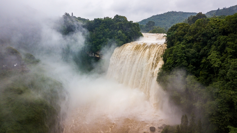 　　7月3日，受持续降雨影响，黄果树瀑布迎来2021年入汛以来最大水量。据市水文水资源局实测数据显示，当日黄果树瀑布流量最高时达363立方米/秒。来源：央广网