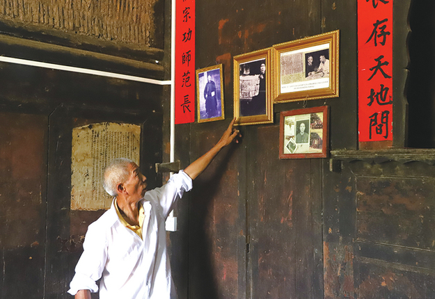 杨忠庭介绍曾祖父杨登奉一九五二年捐献《中国工农红军总政治部布告》的情况。.jpg
