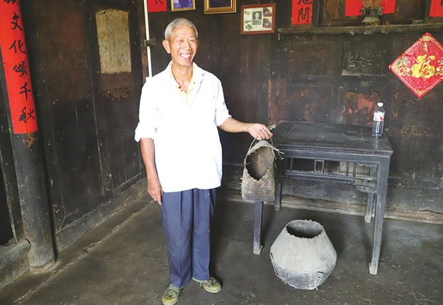 杨家老物件承载红色记忆。杨忠庭介绍，杨登凤泡茶招待红军，这是当年装茶叶的竹篓。.jpg
