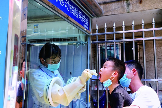 　　疫情就是命令，防控就是责任。为积极稳妥防范新冠肺炎疫情蔓延，抓紧抓实常态化防控工作，我市各级各部门高度重视，切实把疫情防控作为当前工作的重中之重，坚决扛起疫情防控政治责任，以扎实的举措、迅速的行动坚决做好疫情防控工作。
　　关岭自治县人民医院医务人员在双人可移动核酸采样站内为群众进行核酸采样。
　　记者 高智 摄
