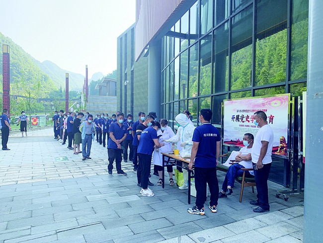 　　疫情就是命令，防控就是责任。为积极稳妥防范新冠肺炎疫情蔓延，抓紧抓实常态化防控工作，我市各级各部门高度重视，切实把疫情防控作为当前工作的重中之重，坚决扛起疫情防控政治责任，以扎实的举措、迅速的行动坚决做好疫情防控工作。
　　紫云自治县格凸河景区对80余名景区工作人员进行全员核酸采集检测。
　　记者 姚福进 摄
