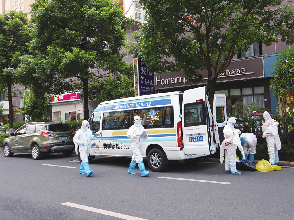　　8月17日，按照贵州省应对新冠肺炎疫情防控领导小组办公室统一部署，我市参加了全省2021年度夏秋季疫情防控实战演练。旨在发现疫情防控工作中的不足，补齐短板，强化疫情防控相关信息传递流程和各层级、各部门之间的应急处置和协同配合能力，真正以在平时练就的“硬功夫”筑牢抗疫“阻击线”。图为：隔离管控组演练转运隔离重点人员 记者 罗野 摄