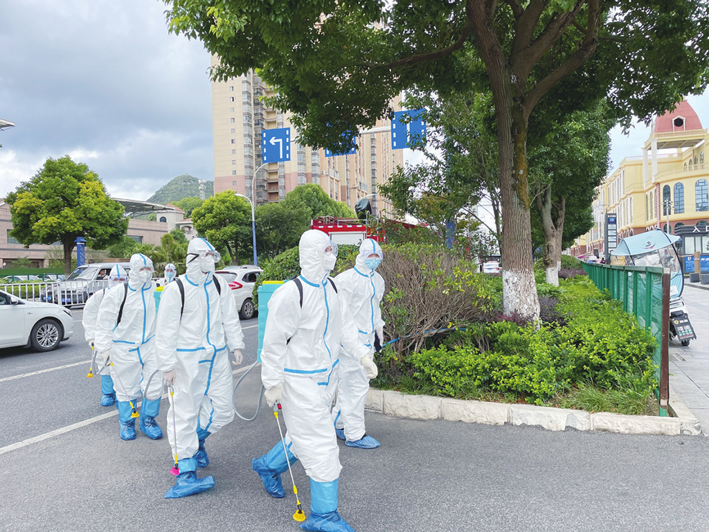 　　8月17日，按照贵州省应对新冠肺炎疫情防控领导小组办公室统一部署，我市参加了全省2021年度夏秋季疫情防控实战演练。旨在发现疫情防控工作中的不足，补齐短板，强化疫情防控相关信息传递流程和各层级、各部门之间的应急处置和协同配合能力，真正以在平时练就的“硬功夫”筑牢抗疫“阻击线”。图为：消杀和环境整治组进入酒店开展消杀演练 记者 徐雪 摄