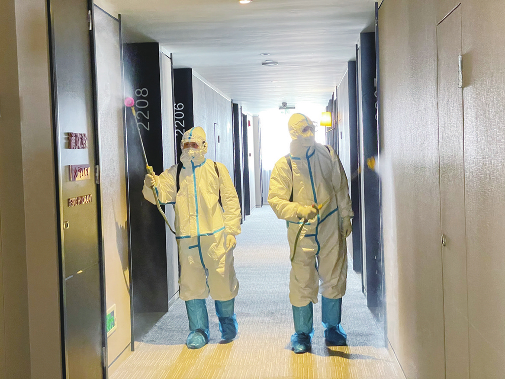 　　8月17日，按照贵州省应对新冠肺炎疫情防控领导小组办公室统一部署，我市参加了全省2021年度夏秋季疫情防控实战演练。旨在发现疫情防控工作中的不足，补齐短板，强化疫情防控相关信息传递流程和各层级、各部门之间的应急处置和协同配合能力，真正以在平时练就的“硬功夫”筑牢抗疫“阻击线”。图为：消杀和环境整治组在酒店开展消杀演练 徐雪 摄