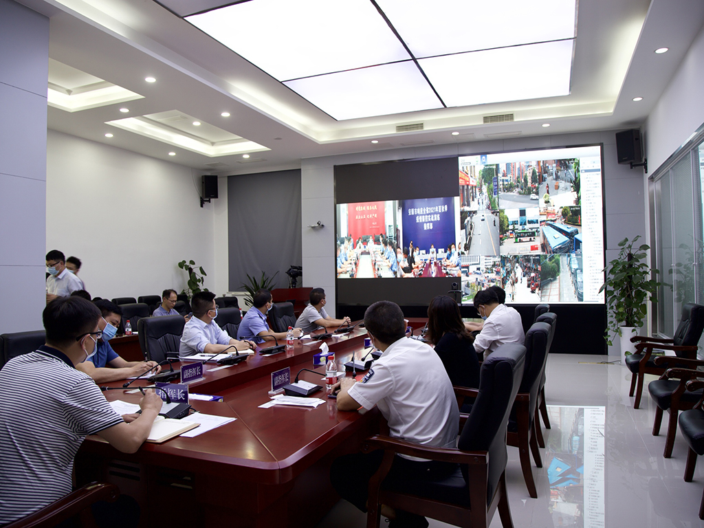 　　8月17日，按照贵州省应对新冠肺炎疫情防控领导小组办公室统一部署，我市参加了全省2021年度夏秋季疫情防控实战演练。旨在发现疫情防控工作中的不足，补齐短板，强化疫情防控相关信息传递流程和各层级、各部门之间的应急处置和协同配合能力，真正以在平时练就的“硬功夫”筑牢抗疫“阻击线”。图为：安顺市响应全省2021年夏秋季疫情防控实战演练指挥部现场  记者 王小欢 摄