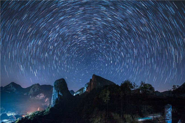 　　八月，晴空朗月之下，正是摄影爱好者拍摄星空的好时机。近日，安顺摄影爱好者们走进紫云格凸河、十二茅坡、普屯坝等地，拍摄一张张美轮美奂的星空照片，这些照片有的群星璀璨，有的银河悬挂天际，有的如梦如幻，给人们带来不一样的视觉盛宴。
　　图为紫云格凸河星空  刘红 摄于2021年8月
　　（安顺日报社大数据智慧全媒体记者 武贵琼）