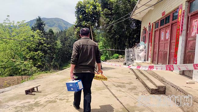 猴场乡党员干部为隔离人员送物资.jpg 猴场乡党员干部为隔离人员送物资.jpg