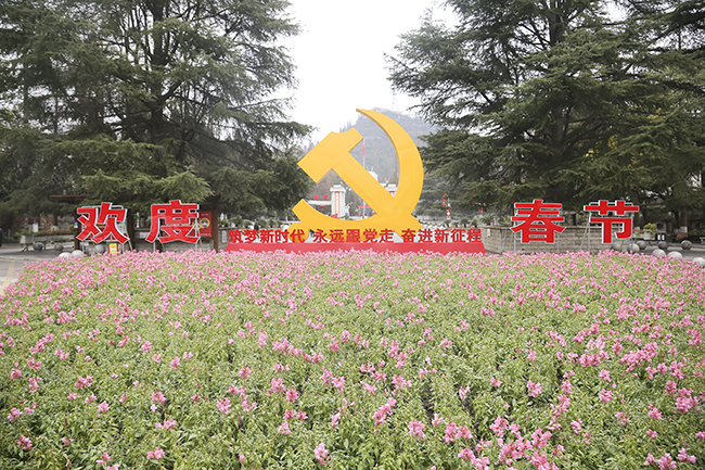 年年岁岁，岁岁年年。百节年为首，春节是中华民族传统节日，是万家团圆、幸福祥和的喜庆日子。 伴随着春节的脚步越来越近，大街小巷的年味愈来愈浓，开启了忙年模式，喜气洋洋迎接兔年的到来。 大红灯笼、新春的装饰点缀着街头巷尾；喜庆的对联、精美的“福”字挂件等饰品洋溢着浓浓的年味。（安顺日报社融媒体中心记者 卢维）