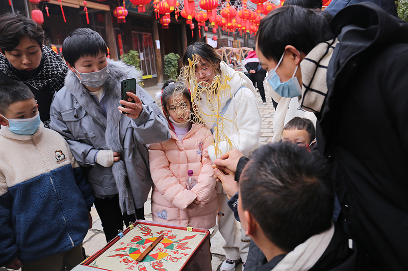1月23日，农历兔年大年初二，记者在安顺古城历史文化街区看到，整个文化街区人潮涌动，市民们走出家门，感受新春的快乐。街头巷尾喜气洋洋，处处洋溢着浓浓年味和勃勃生机。（安顺日报融媒体中心记者 卢维）