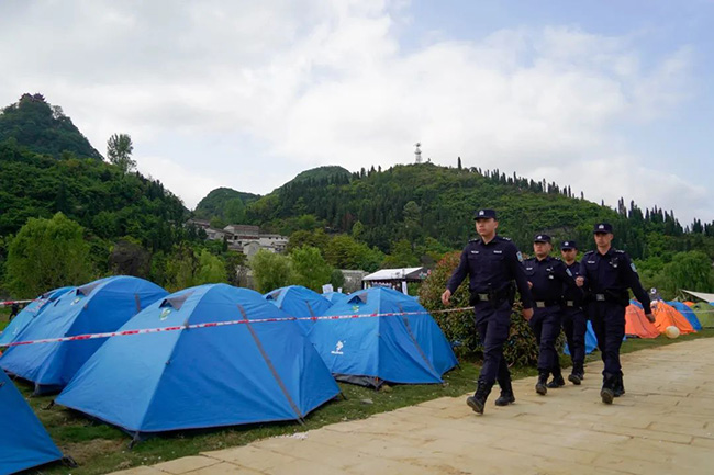 今年的“五一”小长假期间，西秀区开展的民族文化美食节、云峰屯堡露营嘉年华、篮球赛、长桌宴等活动广受关注，群众参与度很高。对此，安顺市公安局西秀分局“见子打子”开展安保巡防，把“警务跟着游客走”做实做细，将所有能接待游玩群众的服务业及周边环境安全列入重点关注区域，下沉警力确保旅游市场安全、稳定、和谐。（ 安顺日报融媒体中心记者 李磊）