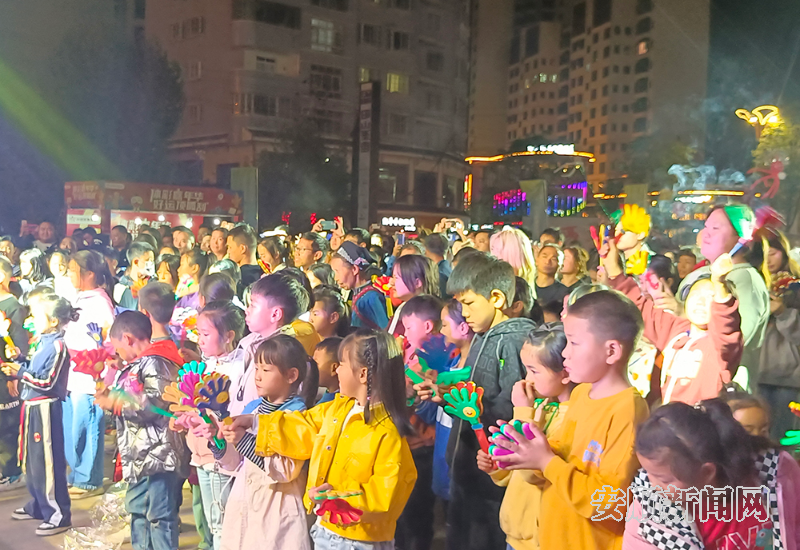 11月4日至5日，2023 贵州紫云·印山首届电音节在紫云自治县印山广场举行。活动现场，随着DJ的炫音奏响，电音节正式开始，激情澎湃的电音旋律、耳熟能详的流行歌曲，吸引数百群众到场观看，也为周末的印山广场增添了缤纷的色彩。（安顺日报融媒体中心记者 姚福进）