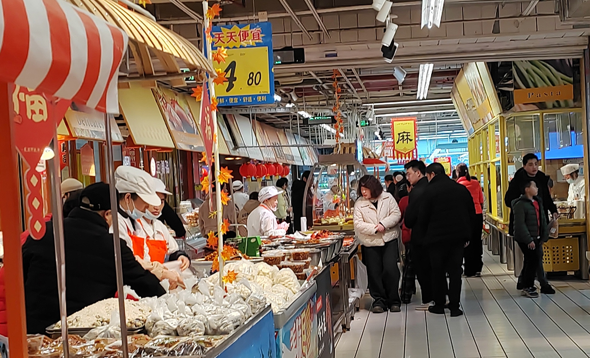 　　春节临近，选购年货成了家家户户的头等大事。2月3日，记者来到大润发超市，看到各类商品摆满了货架，副食百货、米面粮油、蔬菜水果种类齐全，应有尽有。前来采购的市民络绎不绝，整个超市年味十足。（安顺日报融媒体中心记者 刘凤）