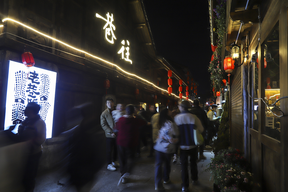 　　2月15日，夜幕降临，华灯初上，安顺古城夜景如画、游人如织、人气爆棚。来自全国各地的游客在这里品美食、听音乐、观展览、赏非遗，体验安顺独特魅力，感受新春佳节热闹氛围。（安顺日报融媒体中心记者 卢维）