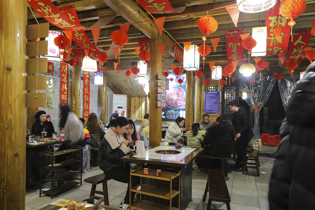 　　2月15日，夜幕降临，华灯初上，安顺古城夜景如画、游人如织、人气爆棚。来自全国各地的游客在这里品美食、听音乐、观展览、赏非遗，体验安顺独特魅力，感受新春佳节热闹氛围。（安顺日报融媒体中心记者 卢维）