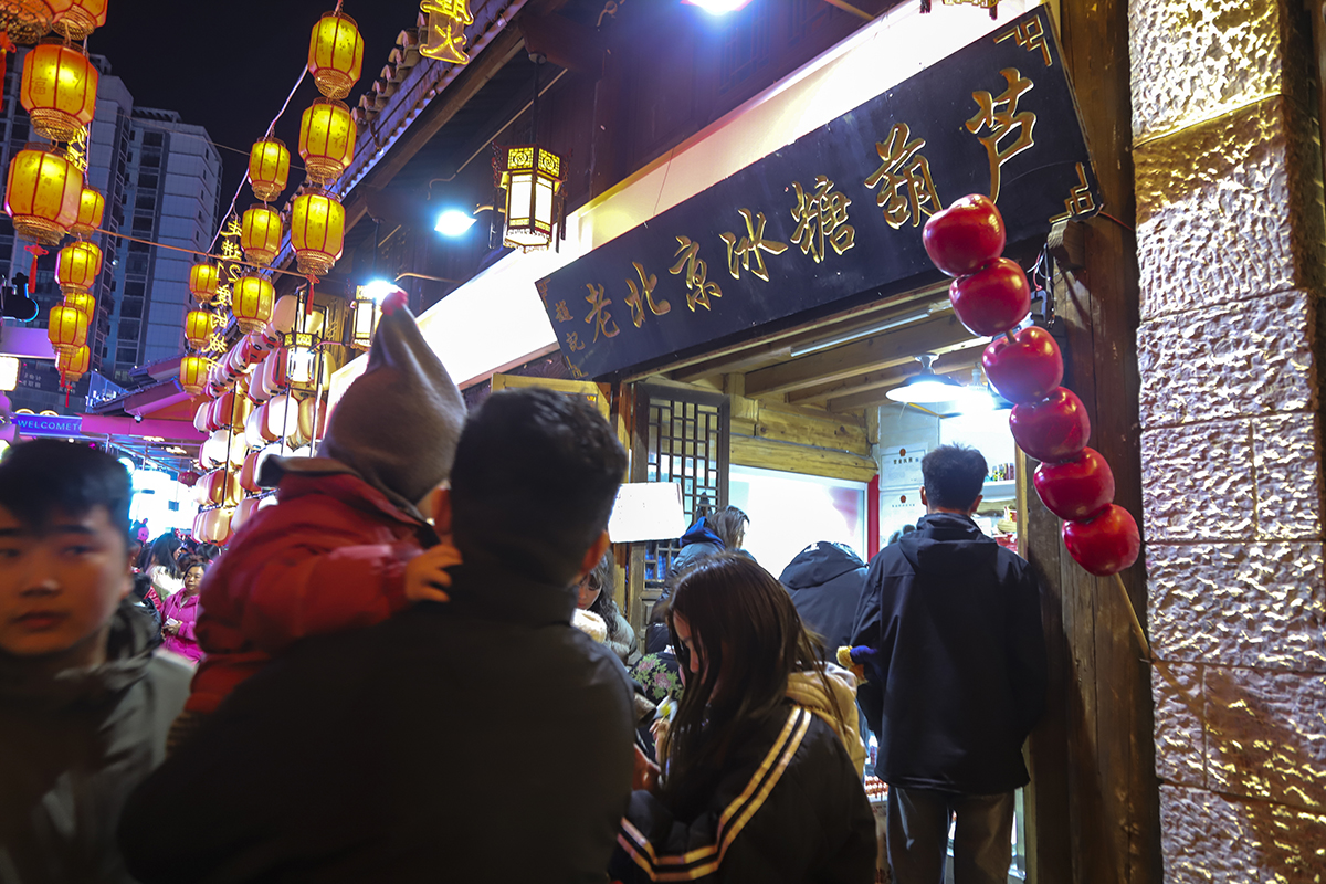 　　2月15日，夜幕降临，华灯初上，安顺古城夜景如画、游人如织、人气爆棚。来自全国各地的游客在这里品美食、听音乐、观展览、赏非遗，体验安顺独特魅力，感受新春佳节热闹氛围。（安顺日报融媒体中心记者 卢维）