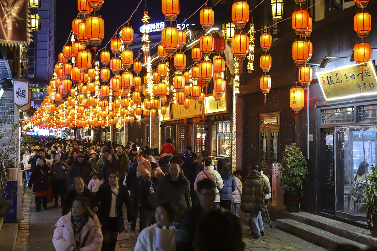 　　2月15日，夜幕降临，华灯初上，安顺古城夜景如画、游人如织、人气爆棚。来自全国各地的游客在这里品美食、听音乐、观展览、赏非遗，体验安顺独特魅力，感受新春佳节热闹氛围。（安顺日报融媒体中心记者 卢维）