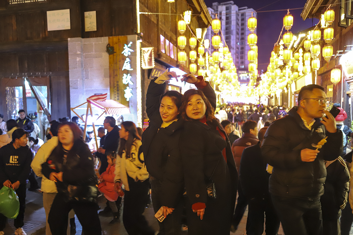 　　2月15日，夜幕降临，华灯初上，安顺古城夜景如画、游人如织、人气爆棚。来自全国各地的游客在这里品美食、听音乐、观展览、赏非遗，体验安顺独特魅力，感受新春佳节热闹氛围。（安顺日报融媒体中心记者 卢维）