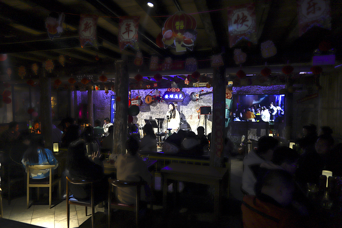 　　2月15日，夜幕降临，华灯初上，安顺古城夜景如画、游人如织、人气爆棚。来自全国各地的游客在这里品美食、听音乐、观展览、赏非遗，体验安顺独特魅力，感受新春佳节热闹氛围。（安顺日报融媒体中心记者 卢维）