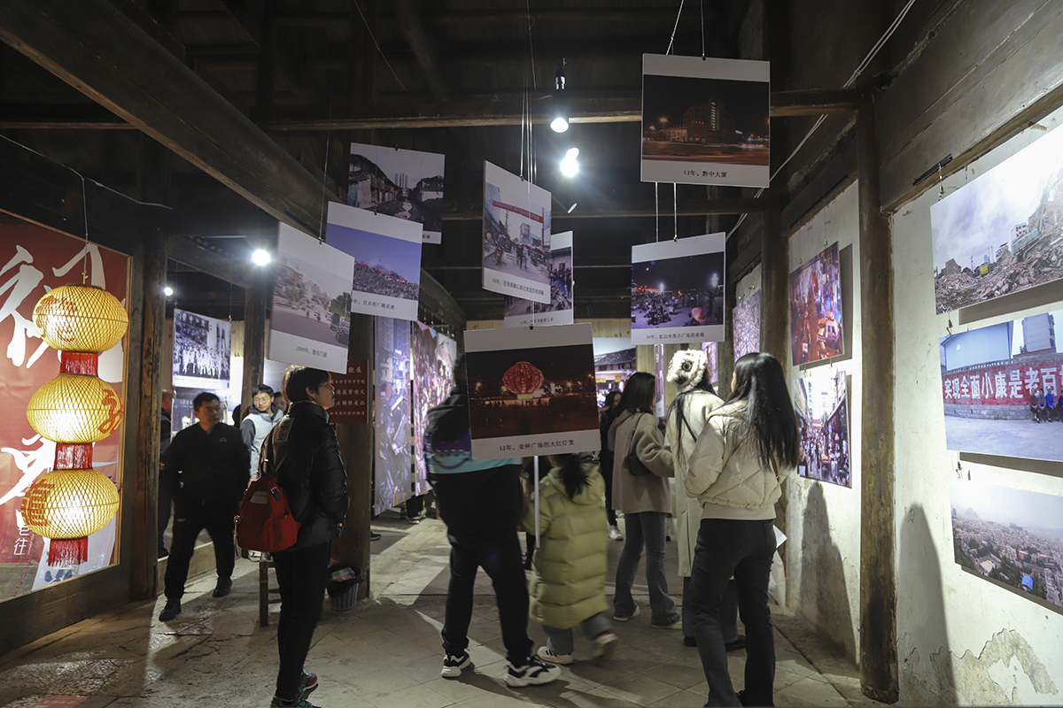 　　2月15日，夜幕降临，华灯初上，安顺古城夜景如画、游人如织、人气爆棚。来自全国各地的游客在这里品美食、听音乐、观展览、赏非遗，体验安顺独特魅力，感受新春佳节热闹氛围。（安顺日报融媒体中心记者 卢维）