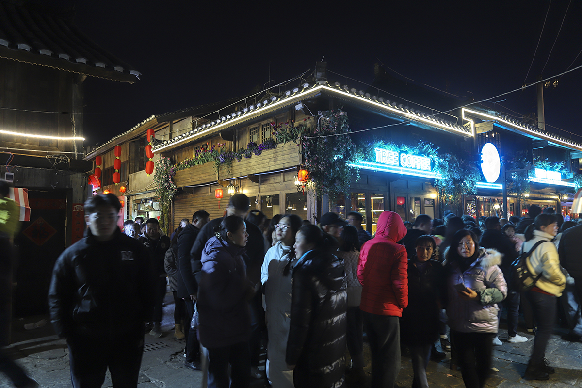 　　2月15日，夜幕降临，华灯初上，安顺古城夜景如画、游人如织、人气爆棚。来自全国各地的游客在这里品美食、听音乐、观展览、赏非遗，体验安顺独特魅力，感受新春佳节热闹氛围。（安顺日报融媒体中心记者 卢维）