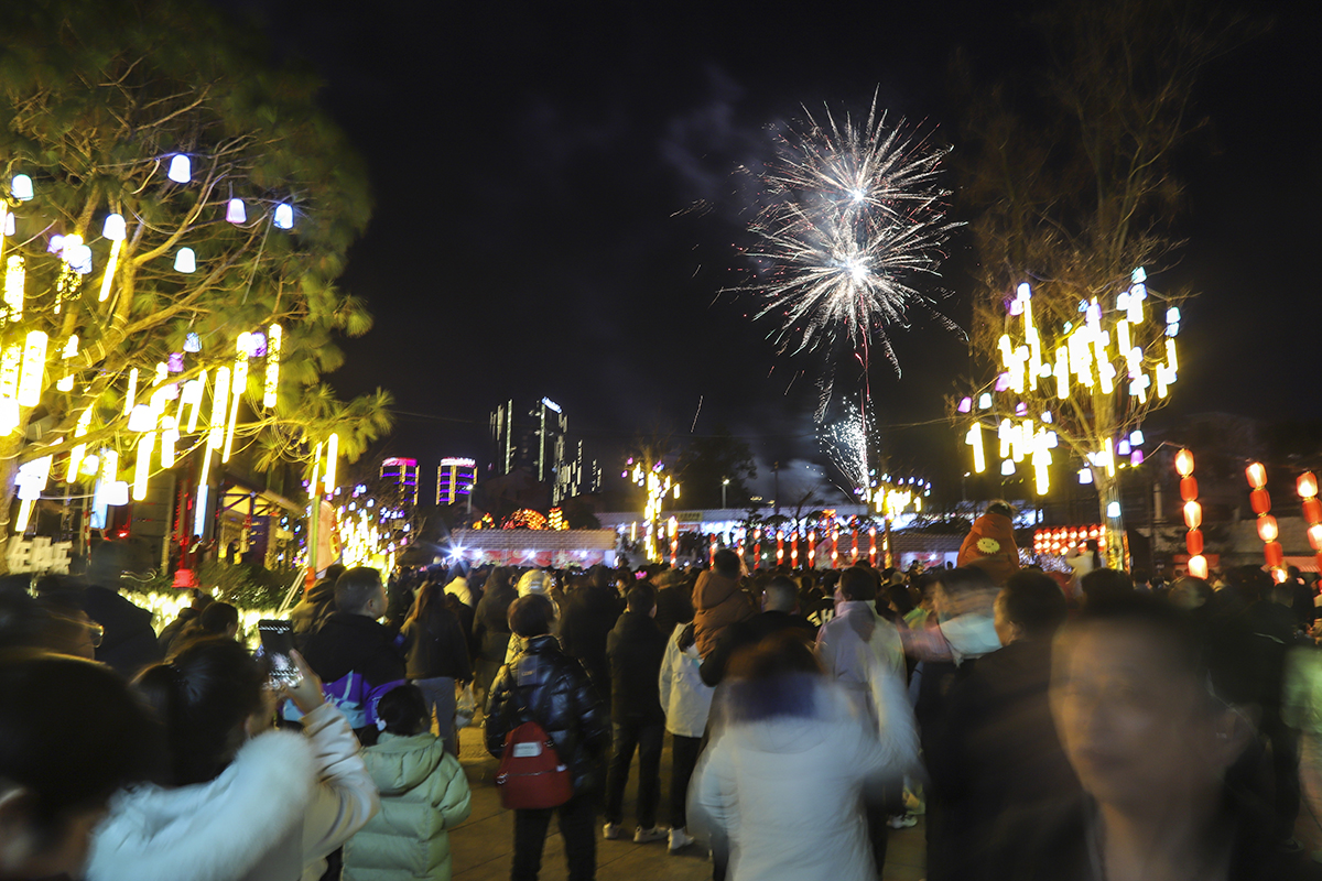 　　2月15日，夜幕降临，华灯初上，安顺古城夜景如画、游人如织、人气爆棚。来自全国各地的游客在这里品美食、听音乐、观展览、赏非遗，体验安顺独特魅力，感受新春佳节热闹氛围。（安顺日报融媒体中心记者 卢维）